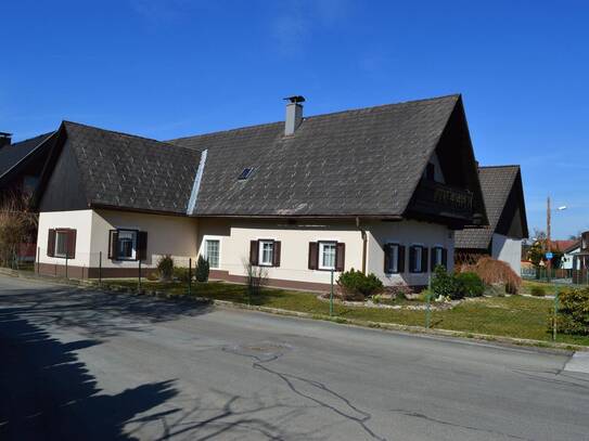 Wohnhaus mit Nebengebäude in zentraler Lage