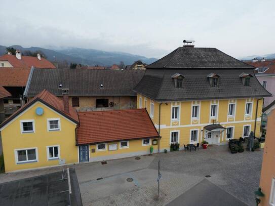 Gebäudeensemble im Zentrum Wohnhaus und Café mit Pension sowie imposantem Stadl und Garten