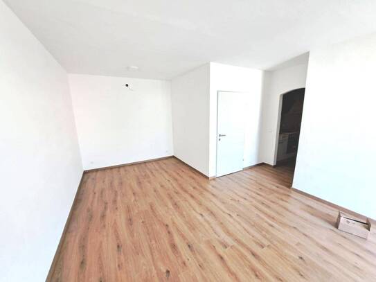 Zentrale und schöne 2-Zimmer Wohnung mit großer Loggia