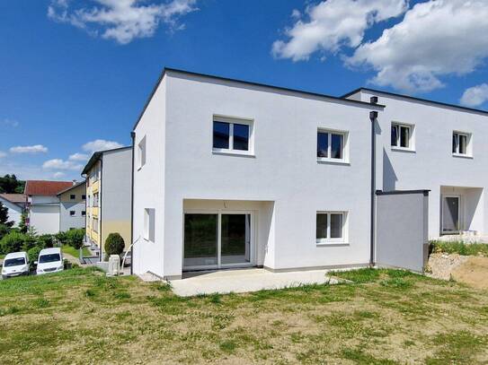 Traumhafte Doppelhaushälfte in Peuerbach: 4 Zimmer, Doppelcarport, Terrasse, Eigengarten, belagsfertig, € 320.000,-!