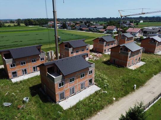 Extrem Förderung 1,5% Fixzins / 20j. Doppelhaus 128 m² zum Selbstausbau 1A Lage Zeisigweg / Attnang-Puchheim