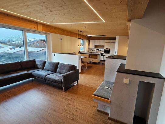 3-Zimmer-Penthouse-Wohnung mit Balkon, Terrasse und Einbauküche in Radfeld, möbliert