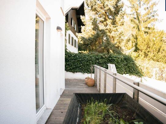 Großzügiges Wohnen mit Garten und Fernblick in exklusiver Stadtvilla nahe American International School