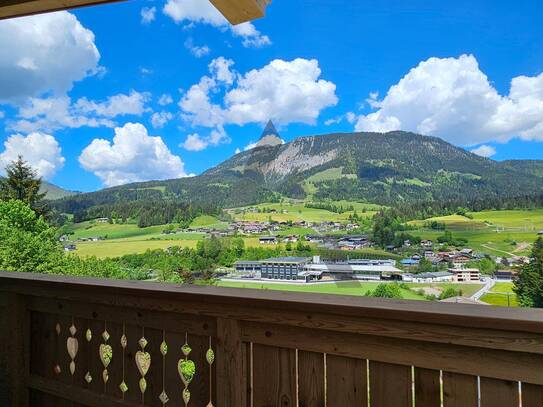 Neubau: Tiroler Chalets mit Blick in die Bergwelt