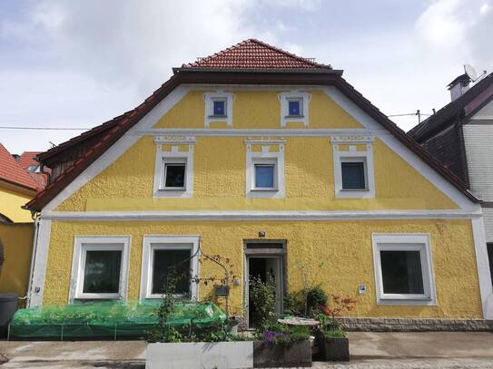 Charmante 95 m² Erdgeschosswohnung mit hochwertiger Küche, Holzofen & großem Parkplatz in Eferding zu vermieten