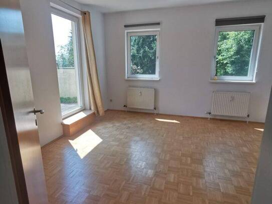 Hübsche Singlewohnung mit großer Terrasse und schönem Blick zum Leechwald in begehrter Lage!