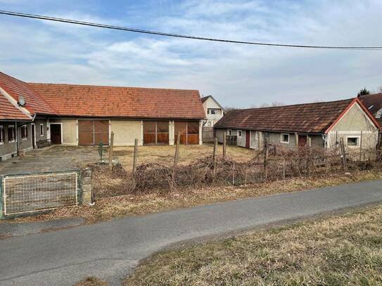 Vermietetes Bauernhaus mit Nebengebäude und Baugrund zu verkaufen