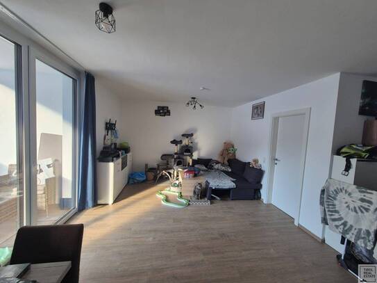 Neuwertige 2 Zimmer Wohnung mit Carport, Terrasse, Garten