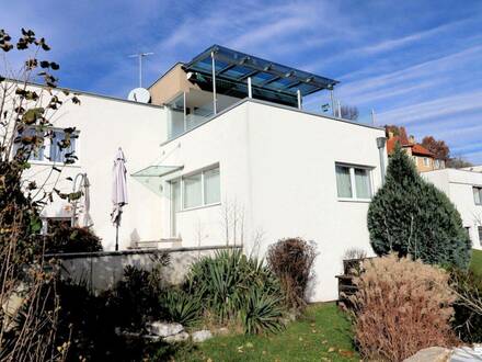 Architektonisch interessantes Einfamilienhaus mit Doppelgarage und herrlicher Dachterrasse mit Blick über die Stadt