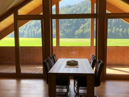 Schmuckstück im Grünen. Wunderschöne 3-Zimmer Dachgeschosswohnung mit unverbautem Weitblick in die Natur und Berge!