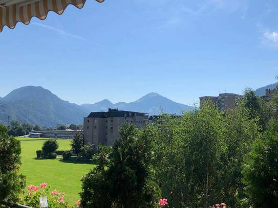 Exklusive Dachgeschosswohnung mit Ausblick in sonniger Ruhelage