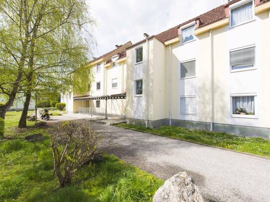 Moderne Maisonettenwohnung mit großzügigem Wohnraum und 2 Carport-Parkplätzen!