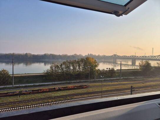 "Luxuriöses Wohnen mit Blick auf die Donau – Ihre neue Dachterrassenwohnung"