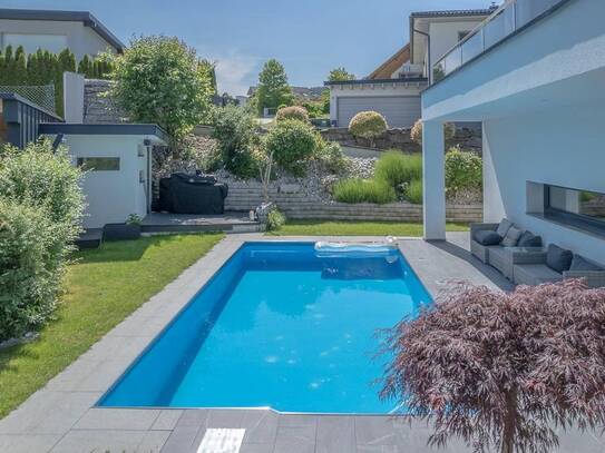 Modernes Architektenhaus mit Pool