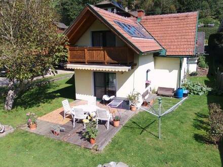 Einfamilienhaus mit Nebengebäude und Carport