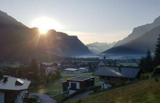 Gemütliche Tiroler Chalets in unverbaubarer Hanglage