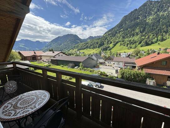 Sonnige Dachgeschosswohnung mit Panoramablick zu vermieten