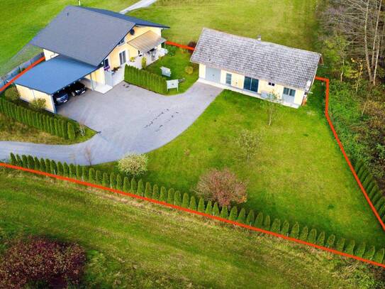 Exklusiver Bungalow am Techelsberg: Sonnige Terrasse, prächtiger Garten, Doppelcarport und Potenzial im Nebengebäude –…