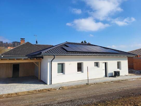 SV geprüfter exquisiter Neubau Bungalow Erstbezug mit Photovoltaikanlage & Doppelcarport - Mühlweg / Ampflwang am Hausr…