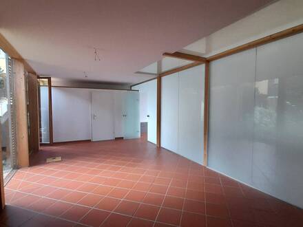 Attraktive Geschäftsflächen für Büro, Praxis, Studio u.ä. in revitalisierten Vierkanthof