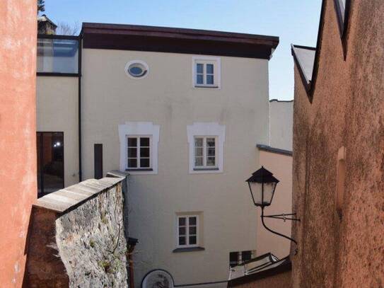 SALZBURG-KULISSE INKLUSIVE: Reizendes 4-Zimmer-Altstadthaus mit Traumblick & Terrasse - Ein Stöckl samt Gärtl und Höfl…