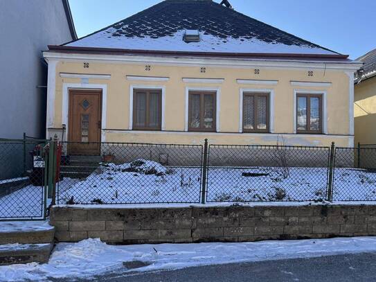 Sanierungsbedürftiges, aber dennoch sofort bewohnbares, bäuerliches Haus mit viel Potential