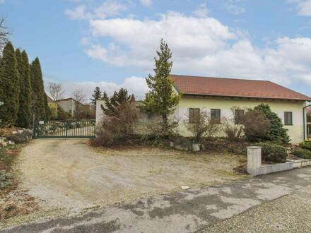 Schöner Bungalow mit großem Garten und vielen Obstbäumen in ruhiger Lage