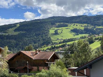 Neubauwohnung mit 2 Balkonen - Die Fensterfront rahmt den Ausblick auf die Planai wie ein Bild