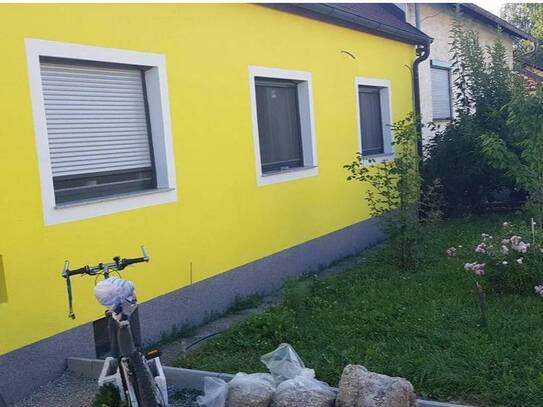 Modernes Haus mit Garten in zentraler Lager