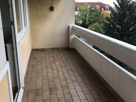 Schöne, gepflegte 2 Zimmerwohnung mit großer Loggia in super Zustand