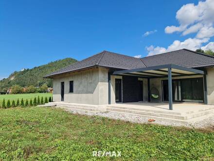 Moderner, großer Bungalow im Rohbau mit Terrasse und Garten