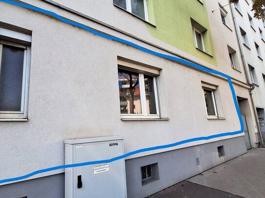 Große Wohnung in guter Lage in renoviertem Haus - sanierungsbedürftig