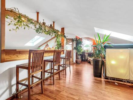 Ruhige Lage - 4 Zimmer Dachgeschoßwohnung mit Gartenanteil