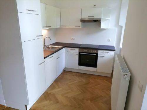 3 ZIMMER-Altbau + ruhiger Balkon 6m² + neuwertige Einbauküche + neuwertiges Bad mit Dusche und WC!