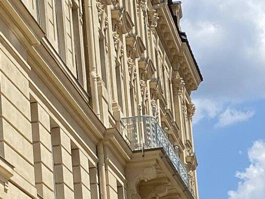 GROSSE ALTBAUWOHNUNG MIT FLÜGELTÜREN