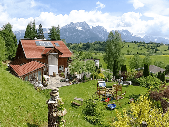 Familienhaus mit extra Wohnung (45m2) und Büro oder Praxisteil (85m2)