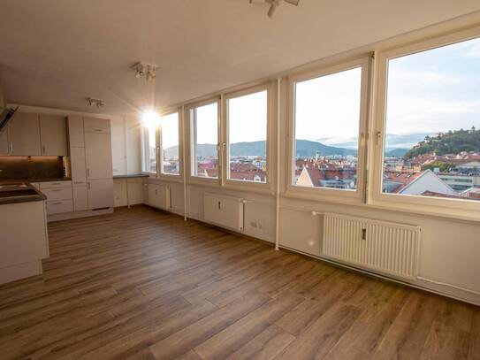 PRIVAT und provisionsfrei: Generalsanierte Wohnung mit Panorama-Schloßbergblick, Penthouse-Flair und Parkplatz im sanie…