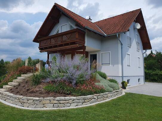 Einfamilienhaus mit Nebengebäude, Garage und Büro.