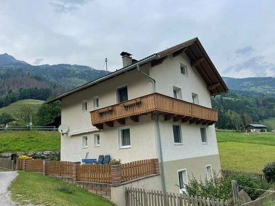 Freundliche Haus mit 2 getrennten Wohneinheiten, schönen Garten in Stall