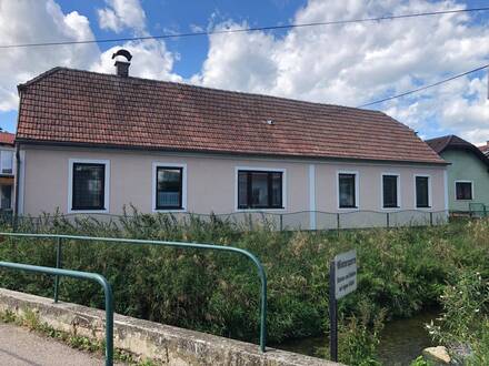 Liebevolles, leicht in die Jahre gekommenes, Einfamilienhaus mit kleinem Garten in zentraler Wohngegend