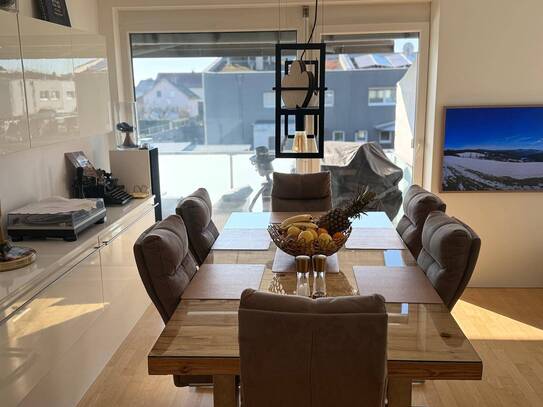 Lichtdurchflutete, klimatisierte Wohnung mit Balkon und Carport in Neuseiersberg.