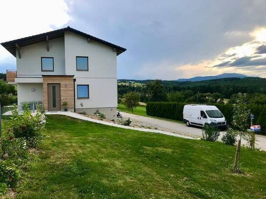 Obergeschosswohnung in traumhafter Lage mit Balkon und Terrasse in einem Zweifamilienhaus zu vermieten