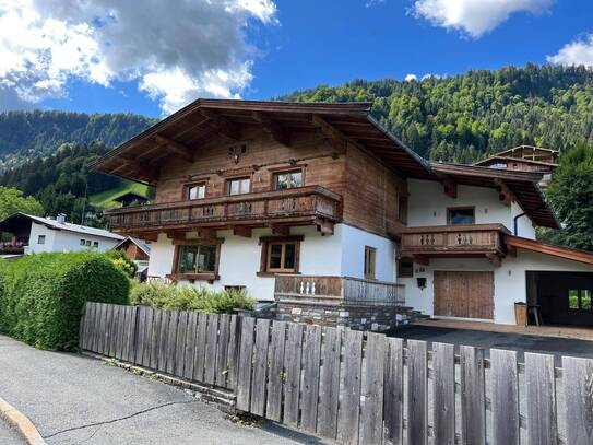 Attraktives Einfamilienhaus mit fünf Zimmern und Möbel / EBK in Kitzbühel