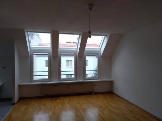 helle 3-Zimmer-DG-Wohnung in Wien