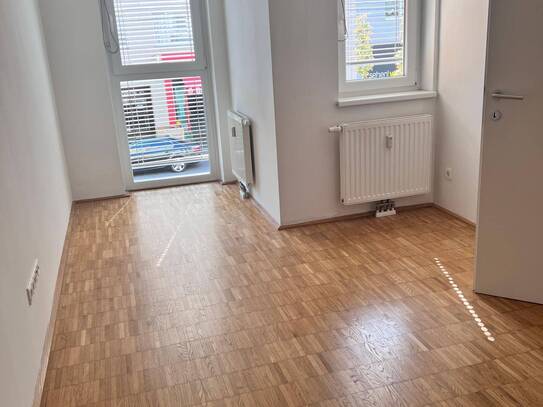 Helle 2 Zimmer Wohnung mit Einbauküche , Provisionsfrei