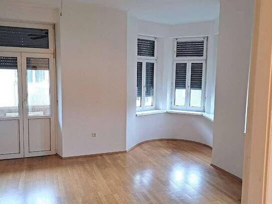 Schöne Altbauwohnung (Drei Zimmer - WG geeignet) provisionsfrei