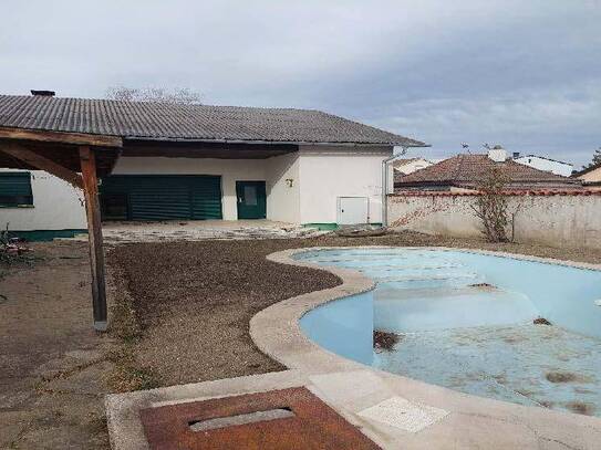 Einfamilienhaus mit Pool, schönem Garten und Ausbaupotenzial