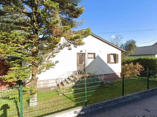 Einfamilienhaus Haus Wohnhaus Zuhause mit Doppelgarage, teilweise überdachter Terrasse und kleinem Nebengebäude und Gru…