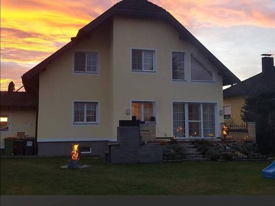 Einfamilienhaus mit Pool und Photovoltaikanlage