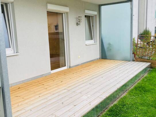 Helle 2-Zimmer Gartenwohnung mit großzügiger Holzterrasse und Carport